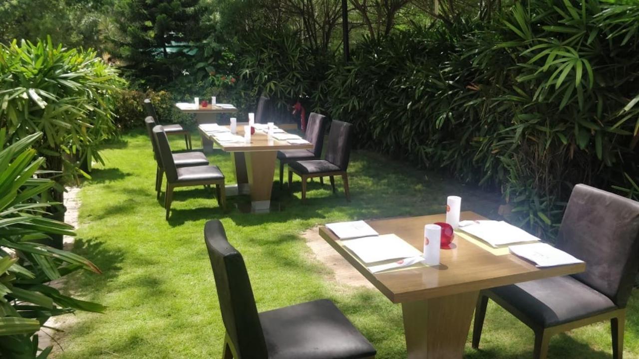 웰컴호텔 벵갈루루 외부 사진 The garden at the restaurant