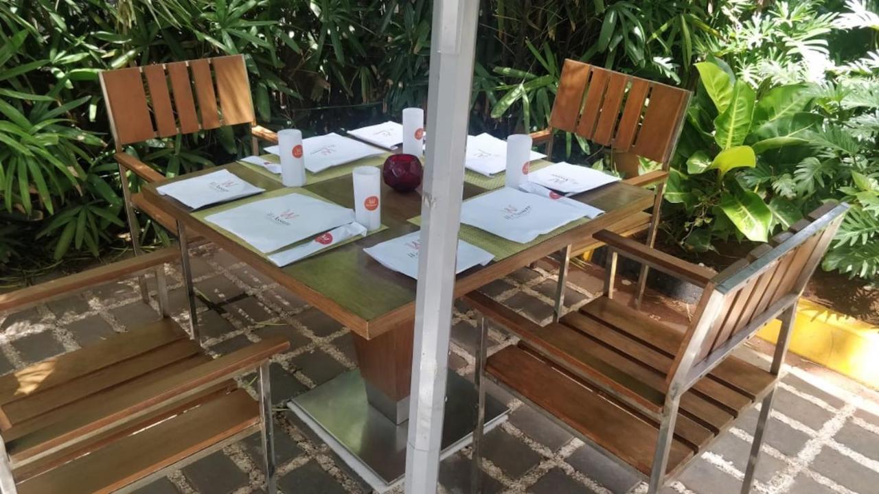 웰컴호텔 벵갈루루 외부 사진 A patio set