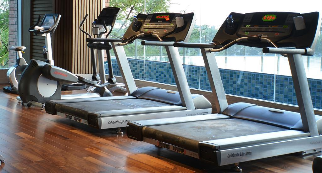 웰컴호텔 벵갈루루 외부 사진 Treadmills in a gym