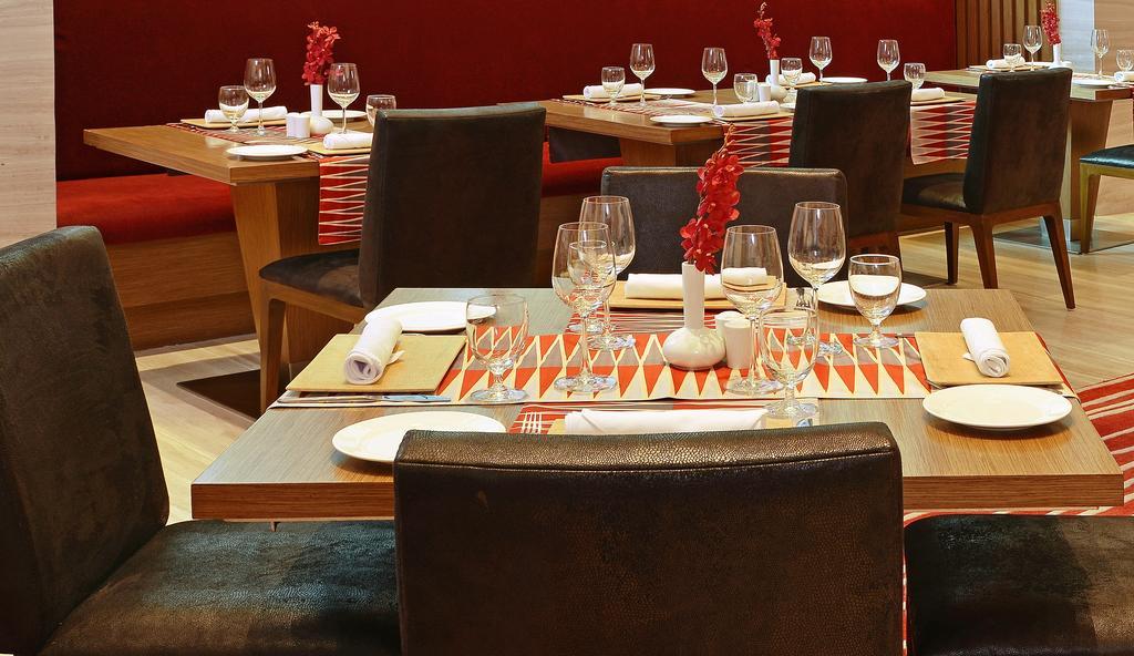 웰컴호텔 벵갈루루 외부 사진 A restaurant table