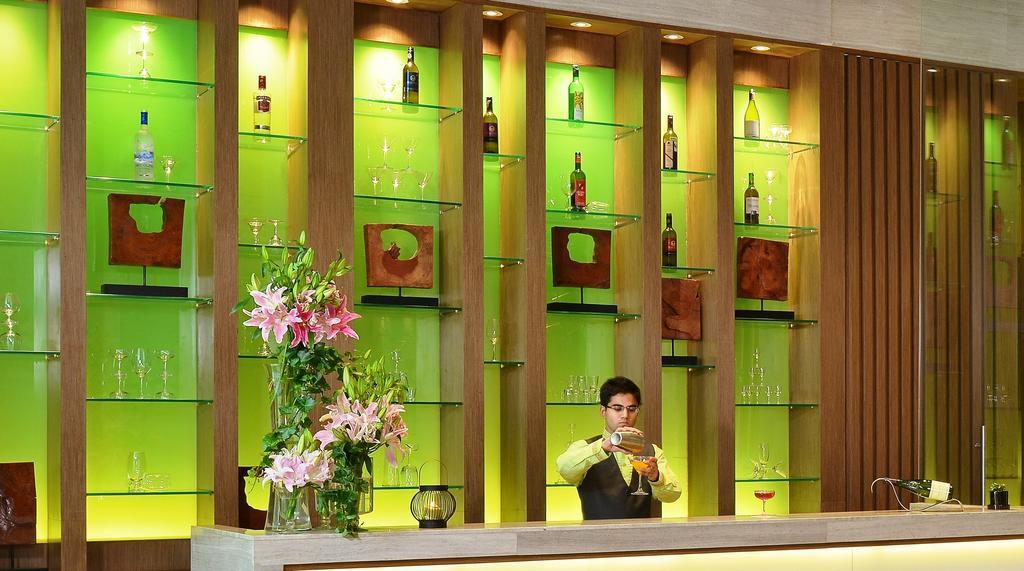 웰컴호텔 벵갈루루 외부 사진 The bar at the lobby